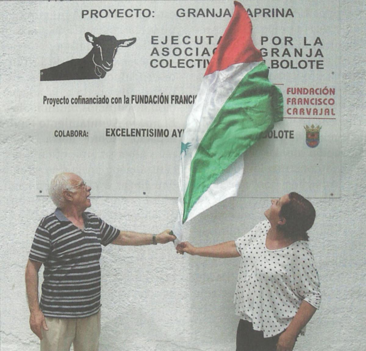 Momento del descubrimiento del rótulo a la entrada del recinto.